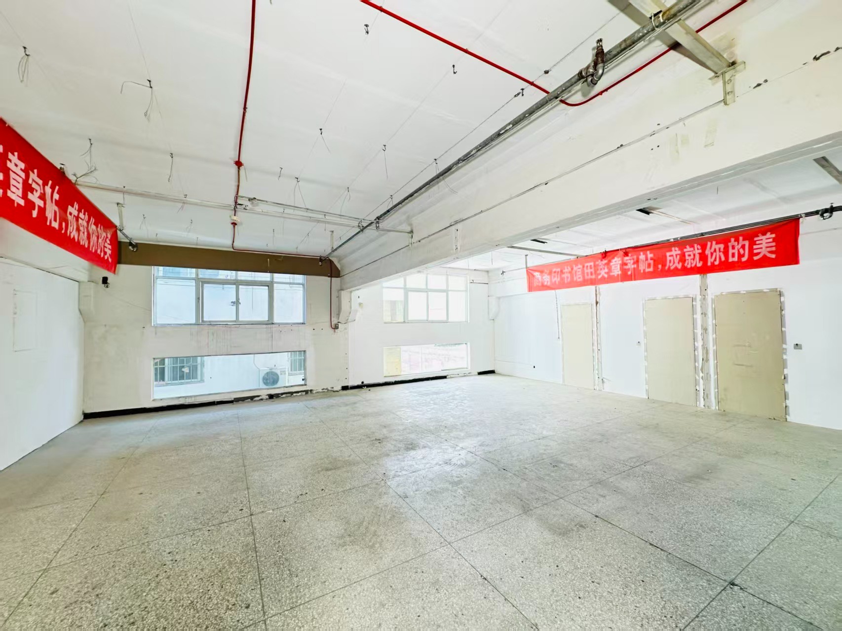 白圭西街重点吸引人工智能应用、数字经济、电商直播、智能制造服务、软件开发、科技创新企业及创业团队入驻